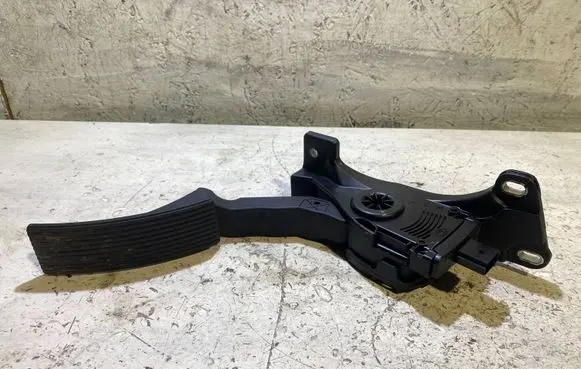 Accelerator throttle pedal