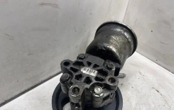 Toyota Avensis T250 Power steering pump U12