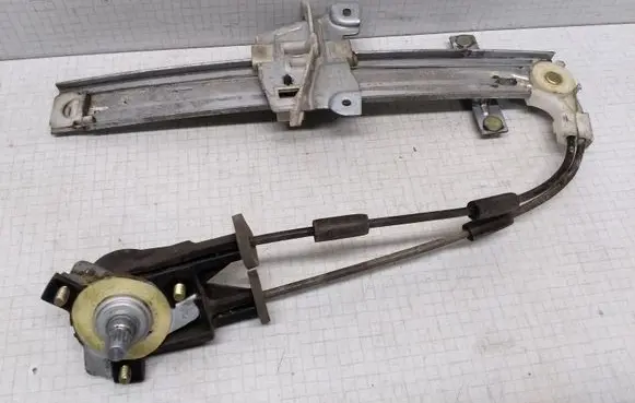 Rear door manual window regulator