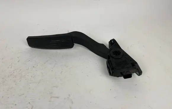 Accelerator throttle pedal