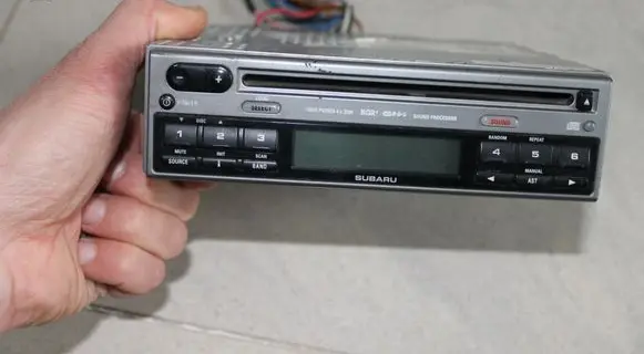 Subaru Forester SG Radio/CD/DVD/GPS head unit DC64392FC VDO
