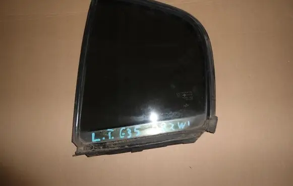 Infiniti Q45 III Rear side window