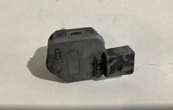 Mercedes-Benz E W211 Headlight level adjustment motor 007878