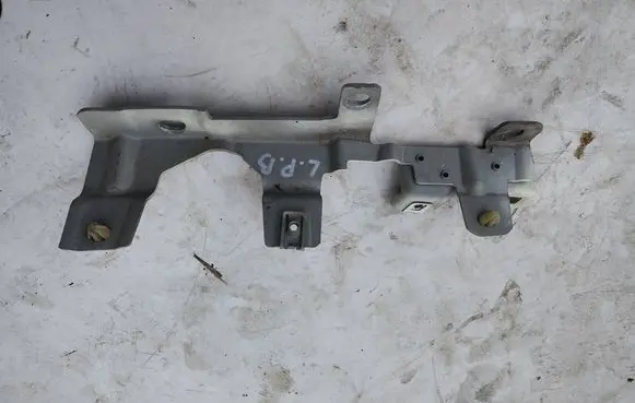 Renault Twingo II Fender mounting bracket 