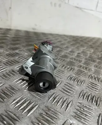 Volkswagen PASSAT B5 Ignition lock 4D0905851E