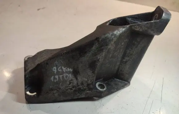 Engine mounting bracket