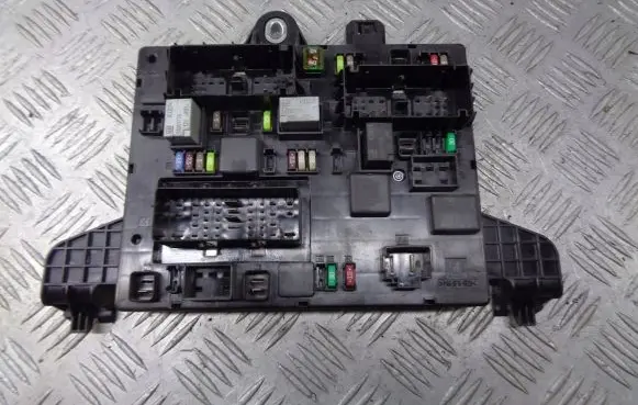 Opel Astra H Fuse box cover 13302301