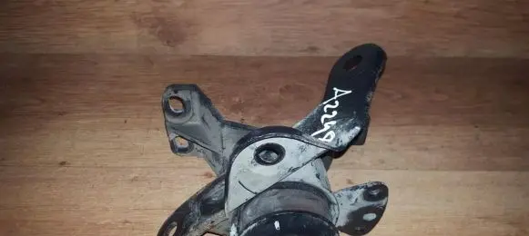 Ford Mondeo MK II Engine mount bracket