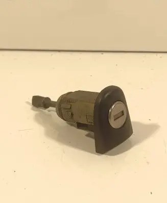 Volkswagen Golf IV Front door lock (next to the handle) 1u08371678