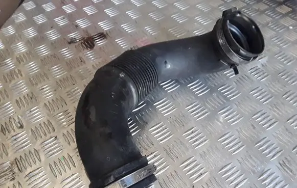 Opel Vivaro Air intake hose/pipe 1105223S