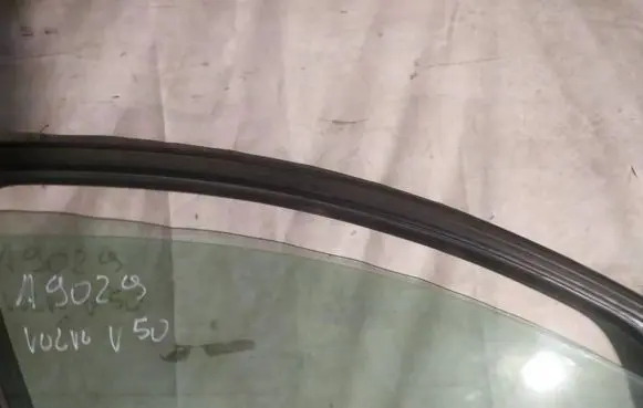 Volvo V50 Front door window glass four-door as2