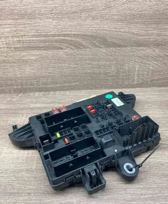 Opel Insignia A Fuse module 13277321