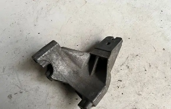 Opel Vectra B Engine mounting bracket 90497256