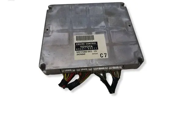 Toyota Avensis T250 Engine control unit/module 8966105C71 MB1758009411