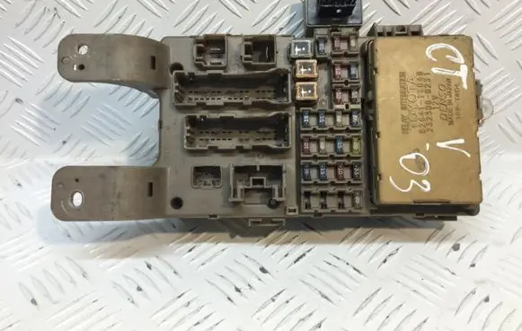 Toyota Corolla Verso E121 Fuse module 82641-13040 2323000231
