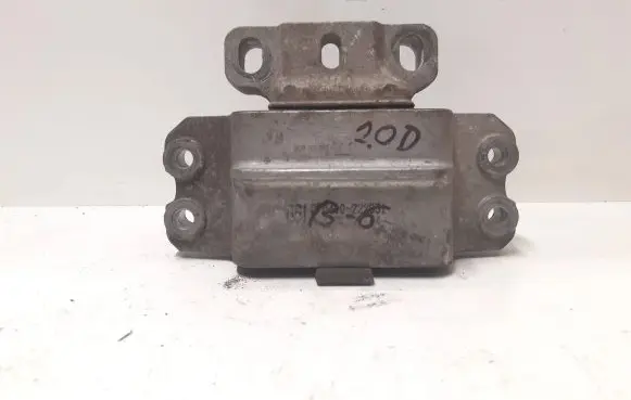 Volkswagen PASSAT B6 Engine mount bracket 3C0199555