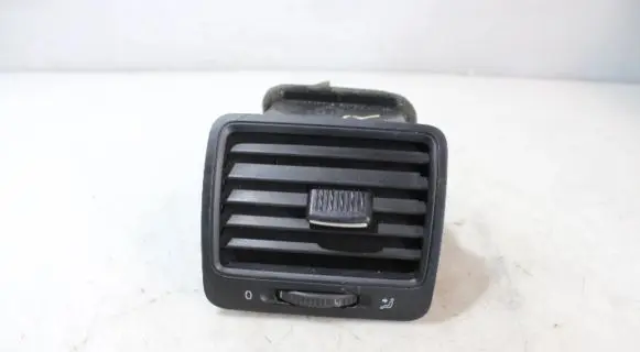 Volkswagen Jetta V Dashboard side air vent grill/cover trim