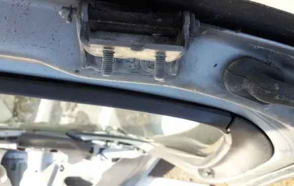 Tailgate/trunk/boot hinge