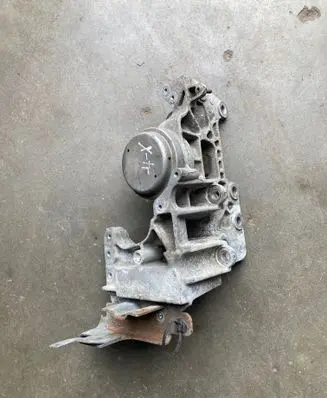 Nissan X-Trail T31 Engine mount bracket