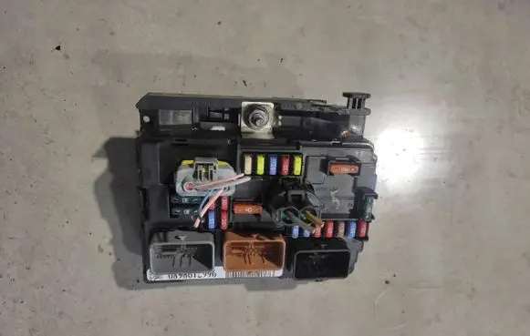 Peugeot 207 Fuse module 9667199680