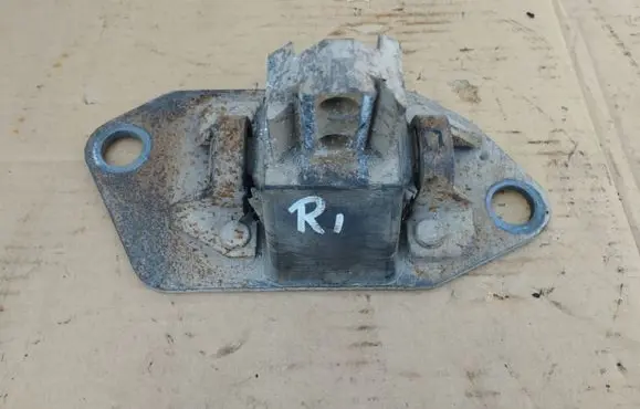 Volvo XC90 Engine mount bracket 8624757