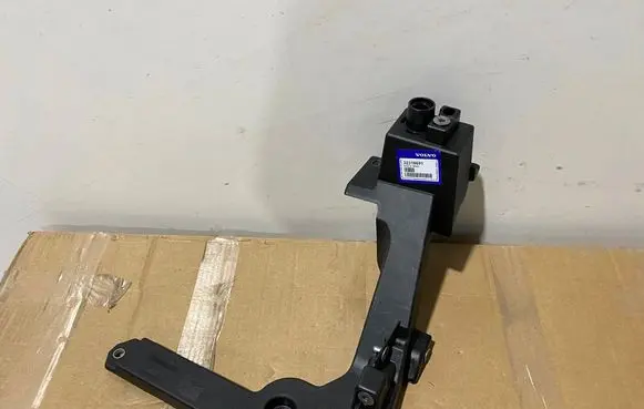 Volvo XC40 Fender mounting bracket 32318691