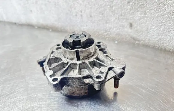 Opel Zafira B Vacuum pump 55188660 04T071333