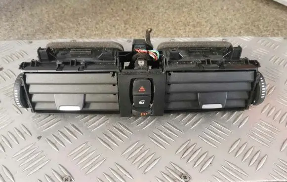 BMW 5 F10 F11 Dash center air vent grill 9218552