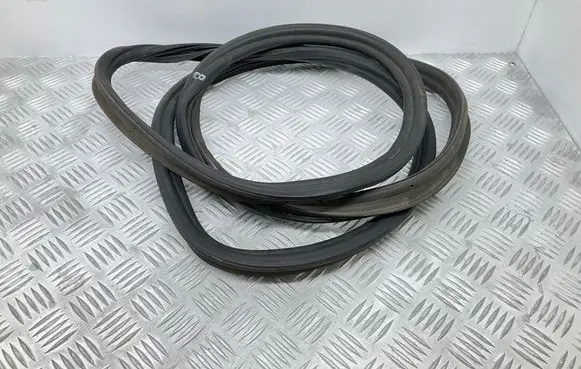 Volkswagen Golf VII Loading door rubber seal (on body) 5G6