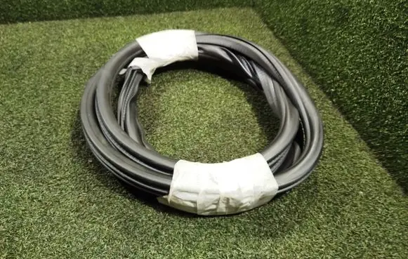 Porsche Cayenne (9Y0 9Y3) Front door rubber seal 7P0867365B