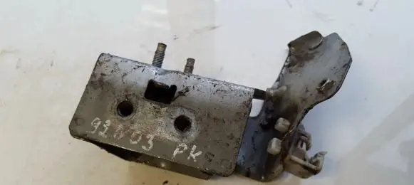 Nissan Primera Front bumper mounting bracket