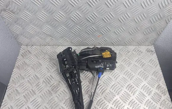 Opel Astra J Rear door lock 3023881