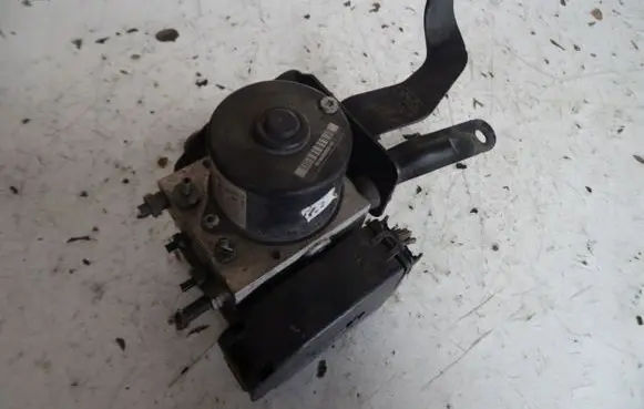 Ford Fiesta ABS Pump 8V512C405AE