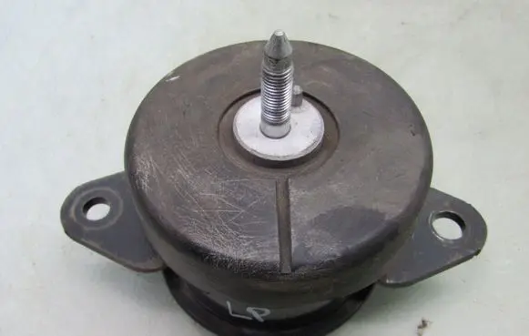 Nissan Leaf II (ZE1) Engine mount vacuum valve 