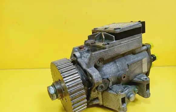 Audi A6 S6 C5 4B Fuel injection high pressure pump 0470506033 059130106L