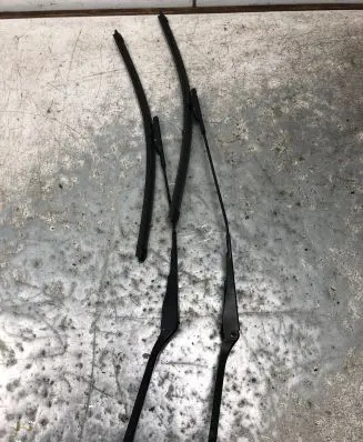BMW 1 E81 E87 Front wiper blade arm 7169972 7169971