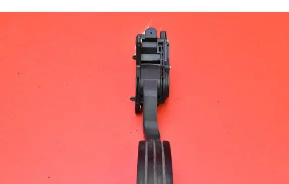 Accelerator throttle pedal