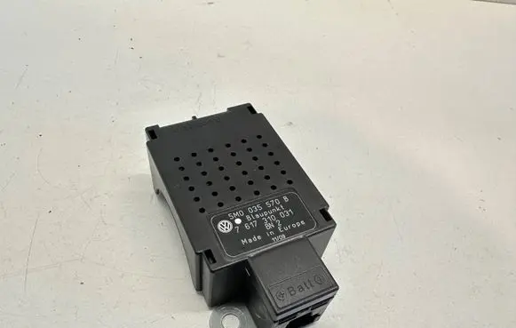 Volkswagen Golf VI Aerial antenna amplifier 5M0035570B 7617310031