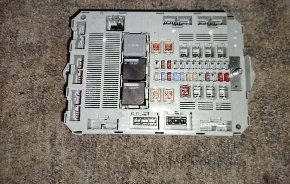 Jaguar XF X250 Fuse module 8X2T14B476BD 7340955340 WB0393