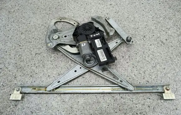 Renault Megane III Front door window regulator with motor