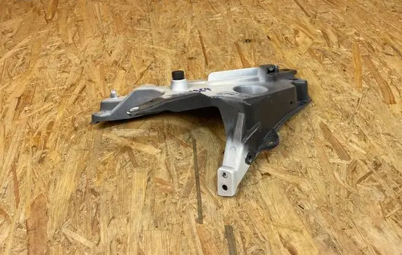 Volvo S90, V90 Fender mounting bracket 31378984