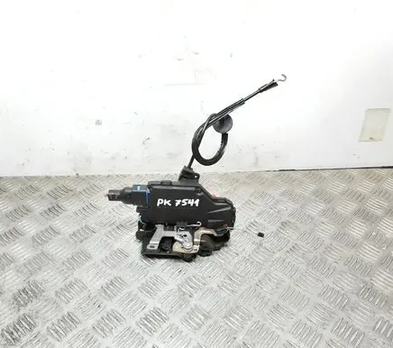Volkswagen Jetta V Front door lock 3D2837015