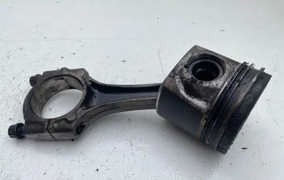 Toyota Avensis T250 Piston with connecting rod 2WB