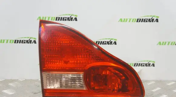 Toyota Avensis Verso Tailgate rear/tail lights E137654