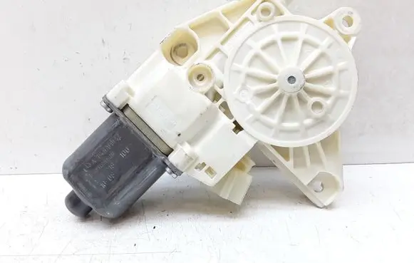 Mercedes-Benz C W204 Front door window regulator motor A2048200142