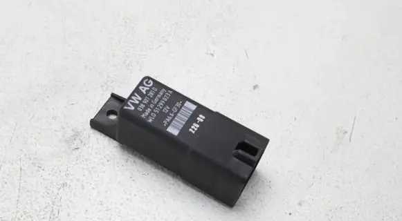 Volkswagen Tiguan Glow plug pre-heat relay 038907281