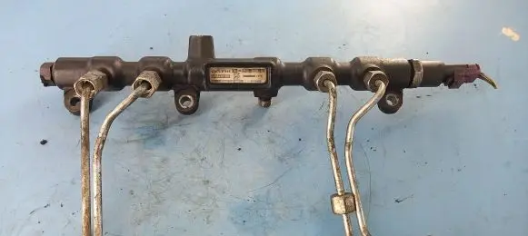 Fuel injector supply line/pipe