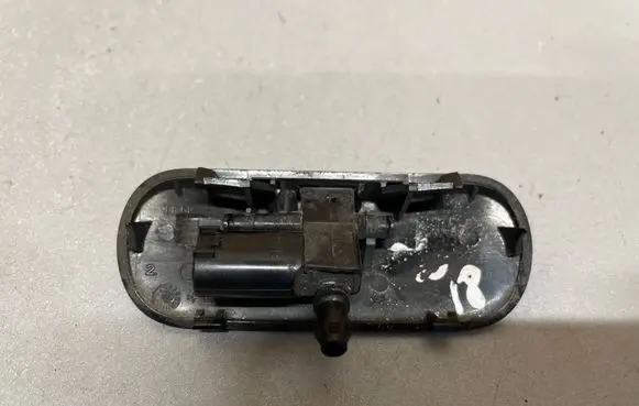 Windshield washer spray nozzle