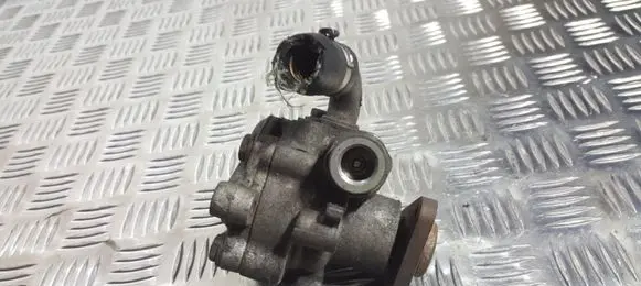 Volkswagen PASSAT B5.5 Power steering pump 8D01451770ES