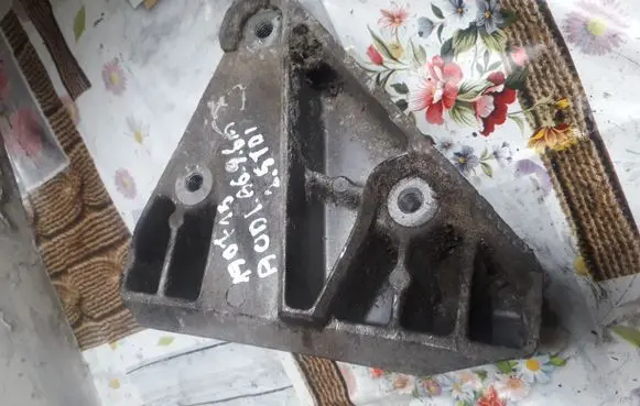 Audi A6 S6 C4 4A Engine mounting bracket 4A0199353A